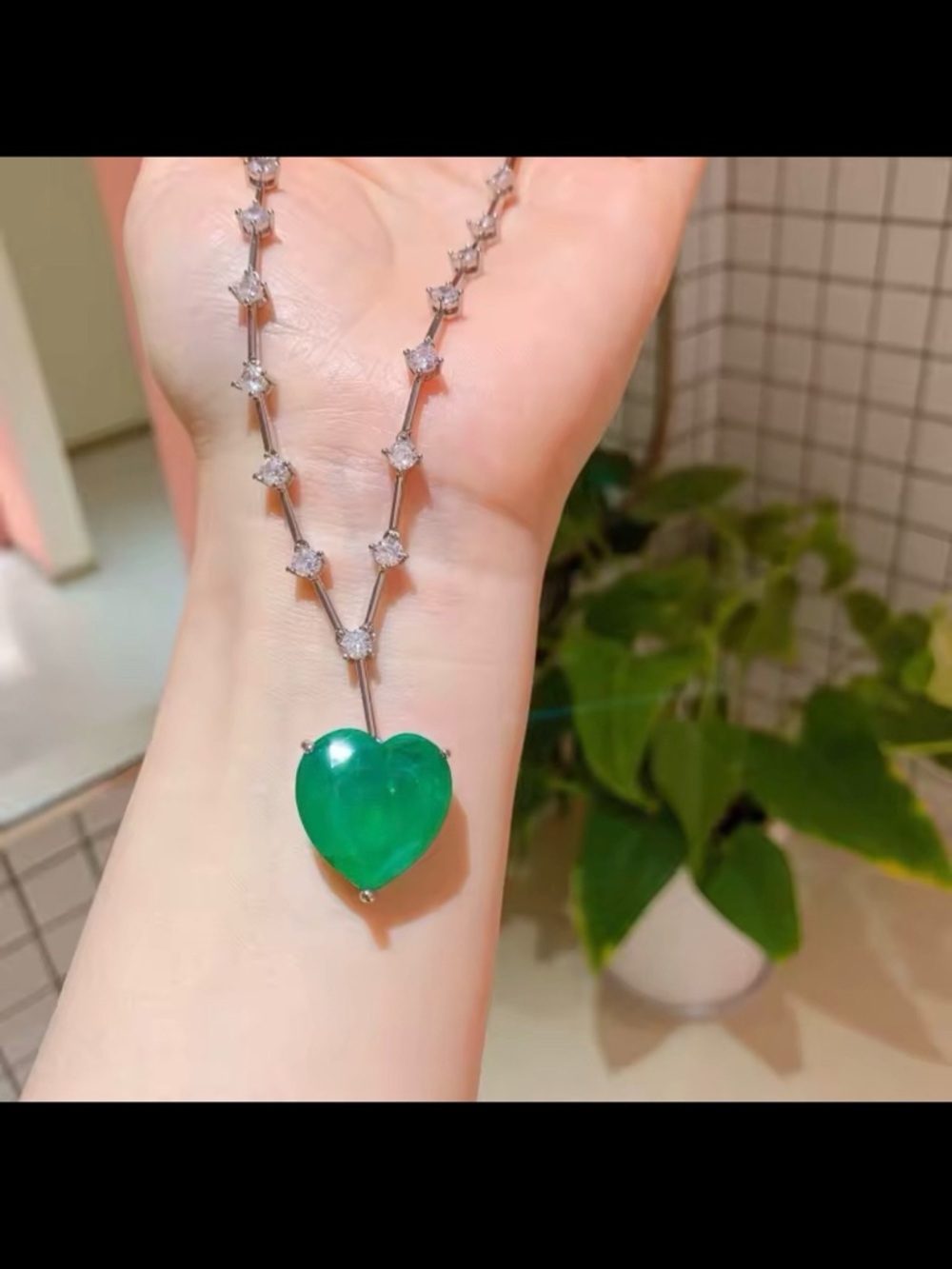 Gorgeous 6.5CT emerald heart pendant necklace #346 with diamond finish